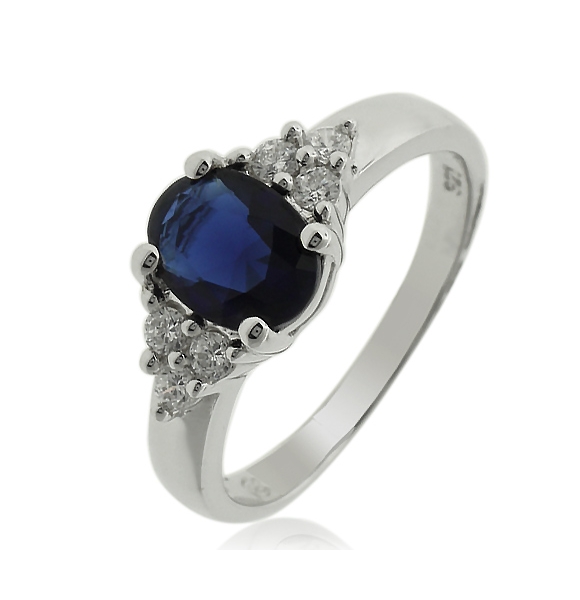 Elegante Anillo de Plata con Piedra de Tanzanita en Corte Ovalado y Zirconias Blancas
