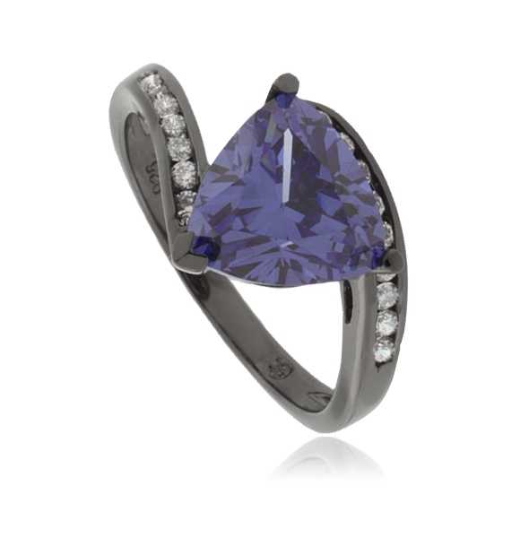 Anillo de Plata Negra con Tanzanita en corte Triangular