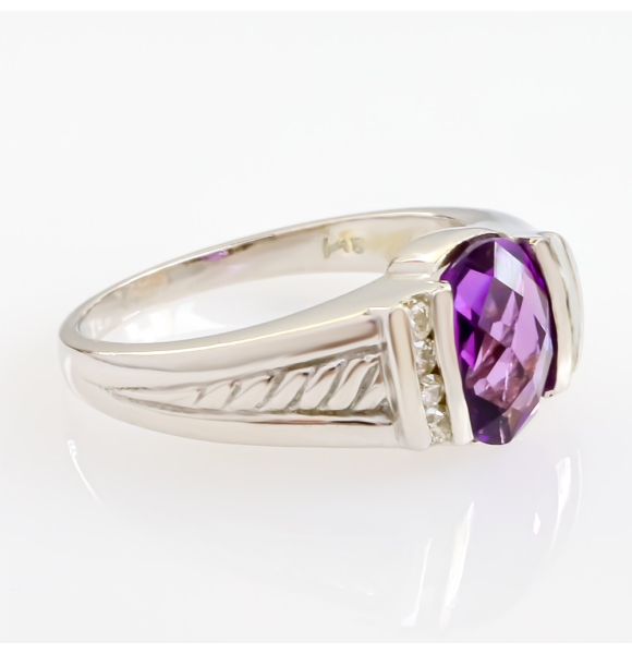 Precioso Anillo de Amatista en Oro Blanco de 14K