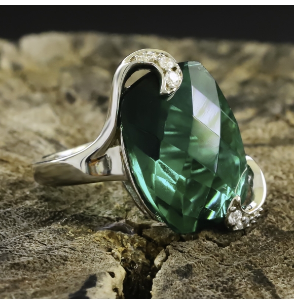 Anillo de Esmeralda Con Corte de Cojín