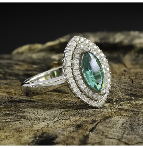 Anillo de Esmeralda en Corte Marquise