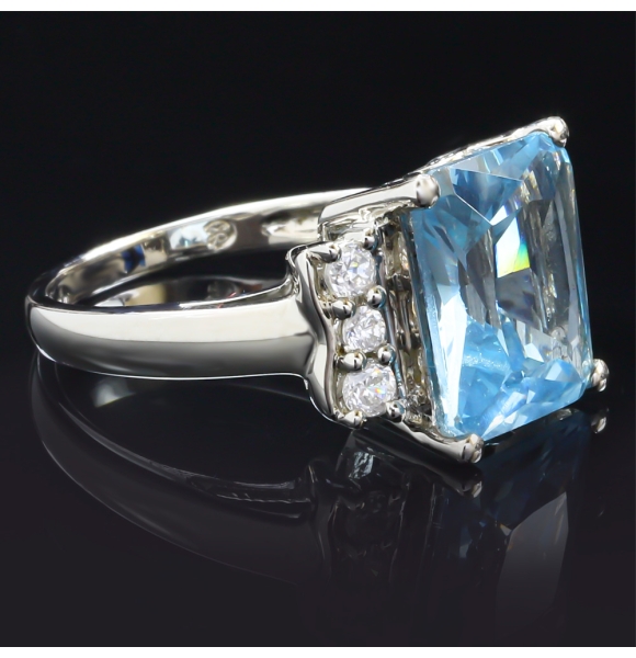 Hermoso Anillo de Aguamarina en Plata de Ley .925