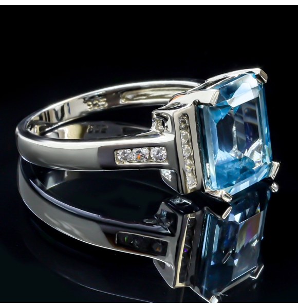 Precioso Anillo de Plata de Ley con Aguamarina