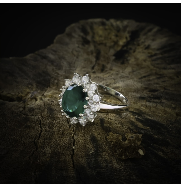 Elegante Anillo de Plata de Ley con Esmeralda