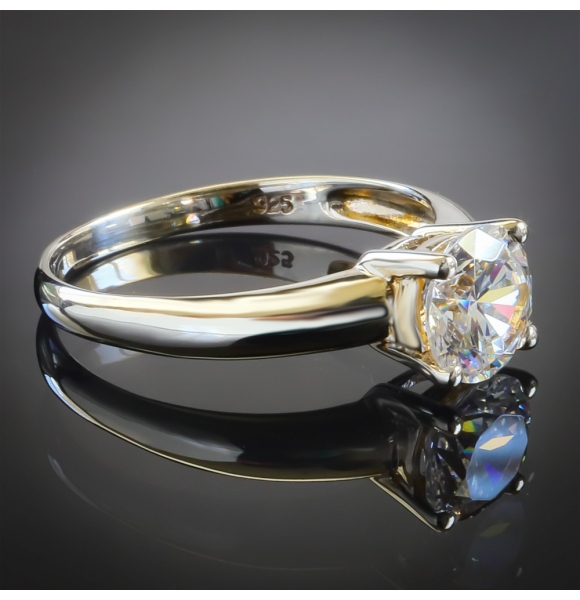 Gran Anillo Solitario con Piedra Zirconia y Acabado en Baño de Oro