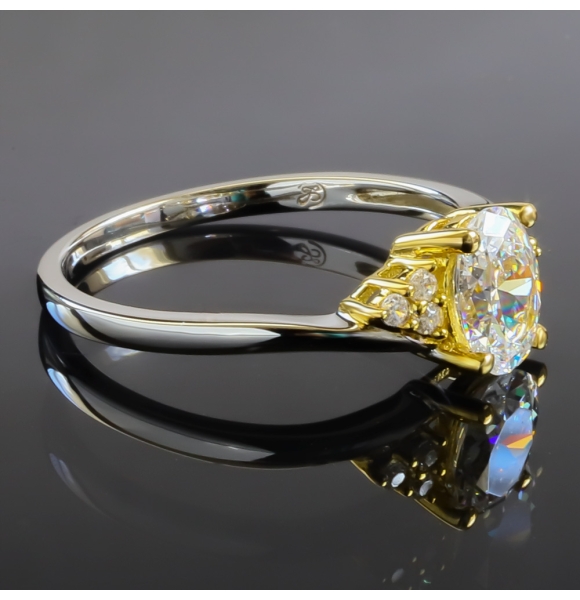 Hermoso Anillo de Compromiso en Plata con Piedra Zirconia y bellos Detalles en Baño de Oro