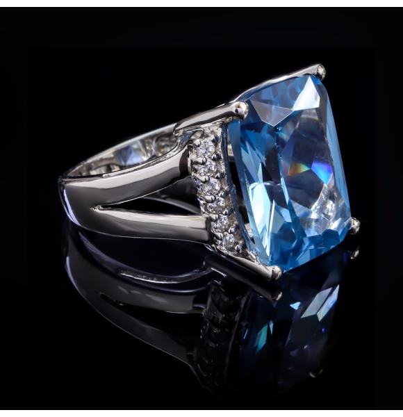 Hermoso Anillo de Plata .925 con una Piedra de Aguamarina