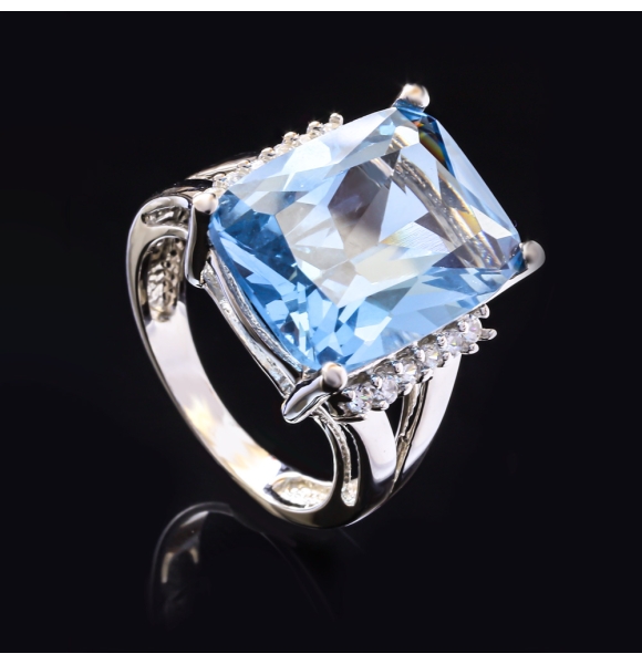 Hermoso Anillo de Plata .925 con una Piedra de Aguamarina
