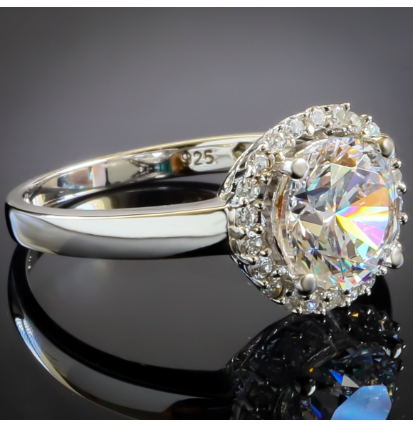 Hermoso Anillo en Corte Redondo Decorado con Pequeñas Piedras de Diamante Simulado