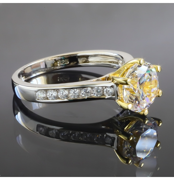 Hermoso Anillo Solitario con Piedra Zirconia y Bellos Acabados en Baño de Oro de 14K