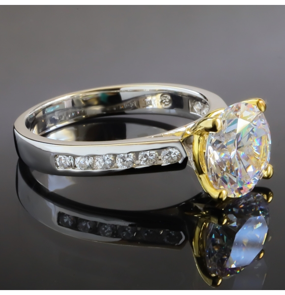 Maravilloso Anillo de Plata con Solitario de Zirconia