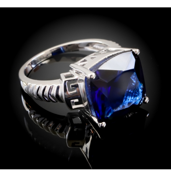 Anillo Elegante de Plata con Tanzanita