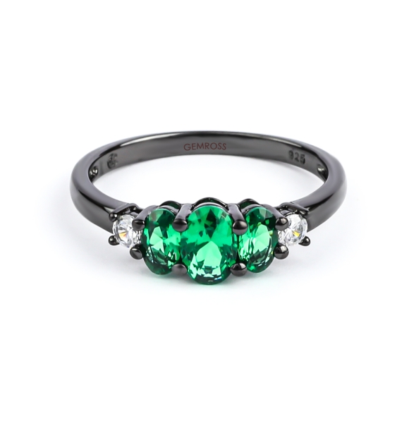 Anillo de Plata Oxidada con 3 Piedras de Esmeralda