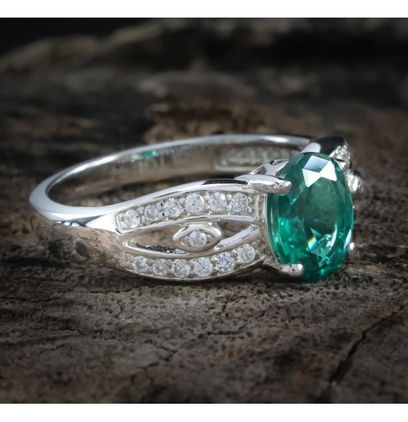 Anillo con una Gema de Esmeralda en Plata .925