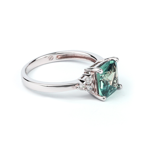 Hermoso Anillo de Plata con Alejandrita ( Azul/ Verde )