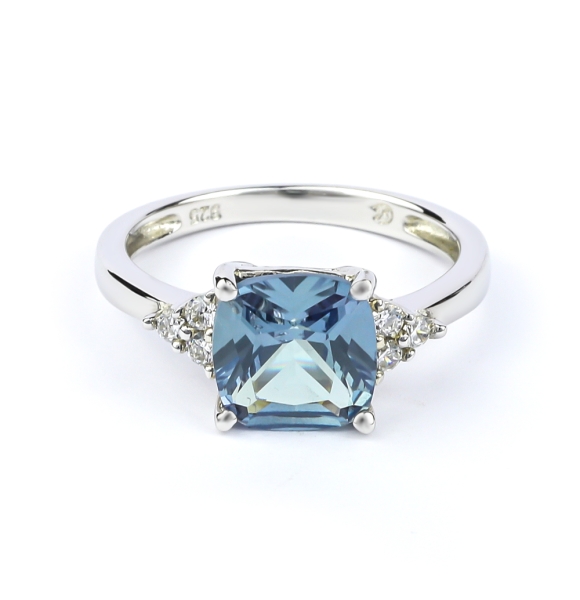 Hermoso Anillo de Plata con Alejandrita ( Azul/ Verde )