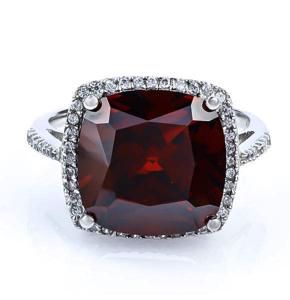 Anillo de Plata de Ley con Granate