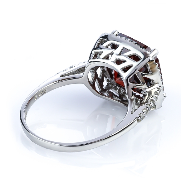 Anillo de Plata de Ley con Granate