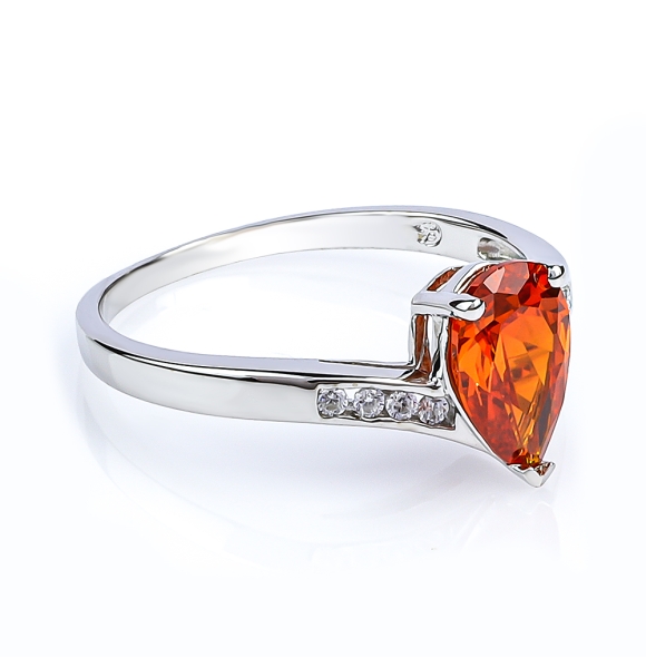 Anillo de Opalo de Fuego en Corte de Pera