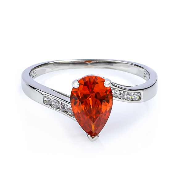 Anillo de Opalo de Fuego en Corte de Pera