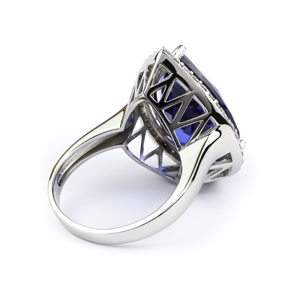 Muy Grande Anillo de Tanzanita de Plata .925