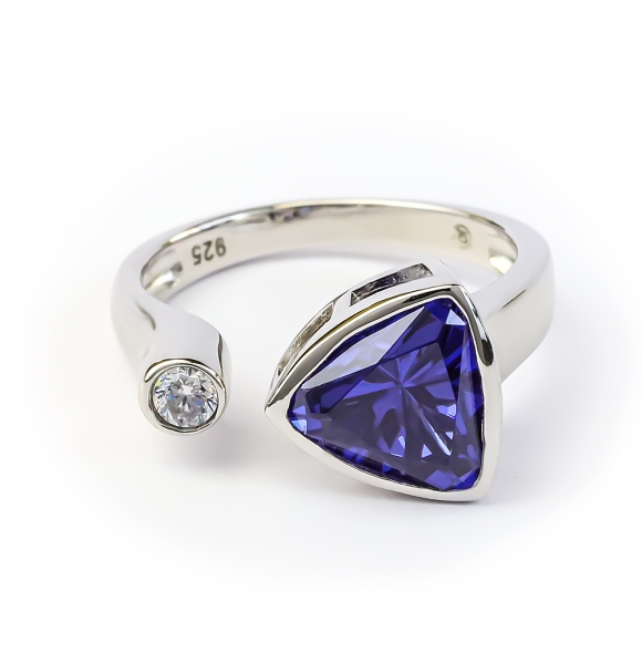 Anillo de Plata de Ley con Tanzanita Corte Trillante