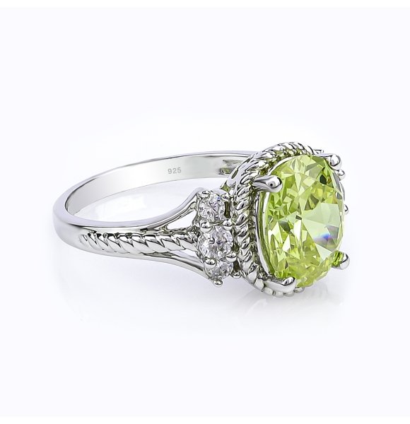 Hermoso Anillo de Plata y Zultanita Cambia Color en Corte Ovalado