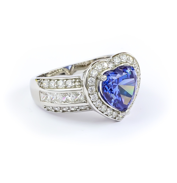 Anillo Con Corte de Corazon Tanzanita