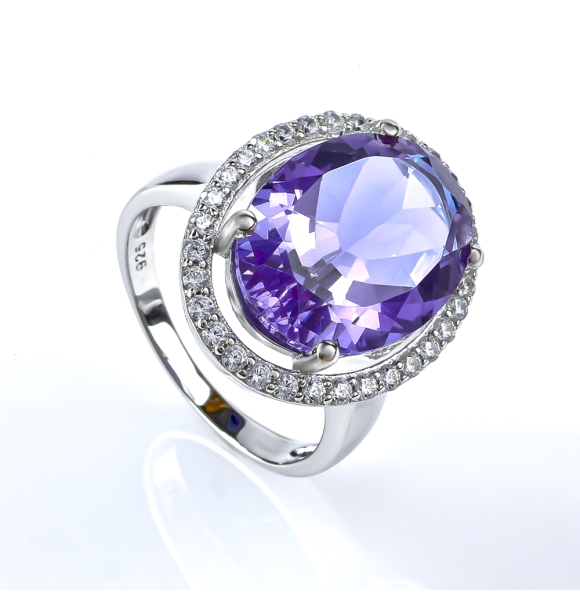 Anillo de Alejandrita Corte Ovalada en Plata .925