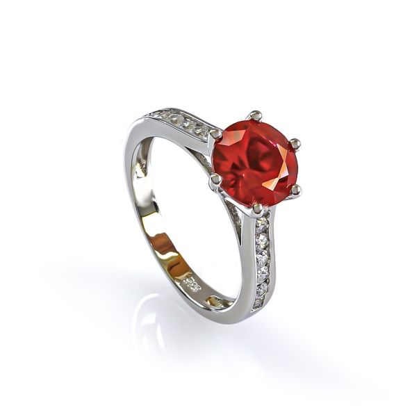 Hermoso Anillo Solitario con Rubi