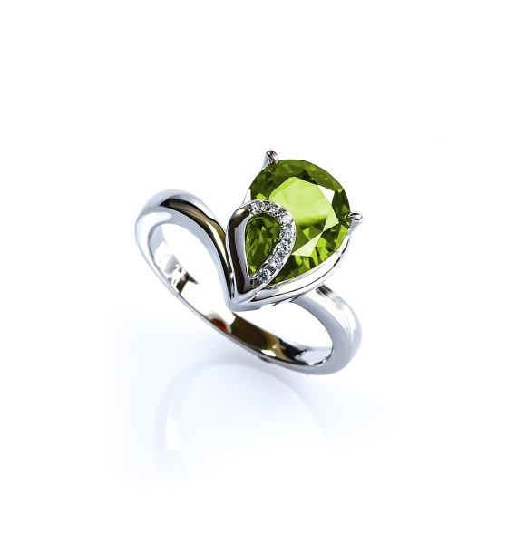 Anillo de Plata Solitario con Alejandrita Amarilla en Corte Pera