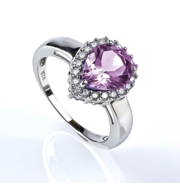 Hermoso Anillo de Alejandrita y Zirconias en Plata .925