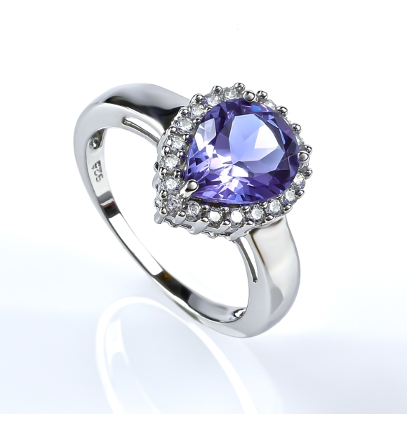 Hermoso Anillo de Alejandrita y Zirconias en Plata .925