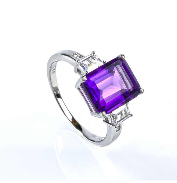 Hermoso Anillo de Plata de Ley con Amatista