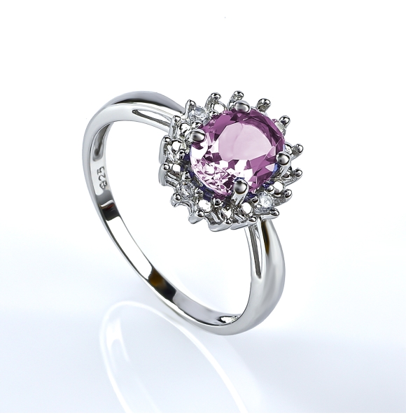 Anillo con una Gema de Alejandrita en Plata de Ley