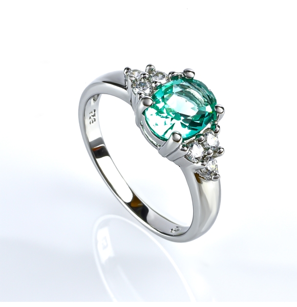 Elegante Anillo de Plata con Piedra de Paraiba en Corte Ovalado y Zirconias Blancas