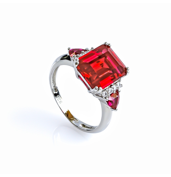 Anillo de Plata con Rubi Corte Esmeralda