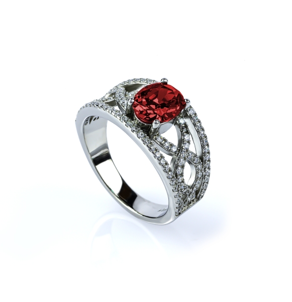 Anillo de Plata con Piedra de Rubi en Corte Ovalado