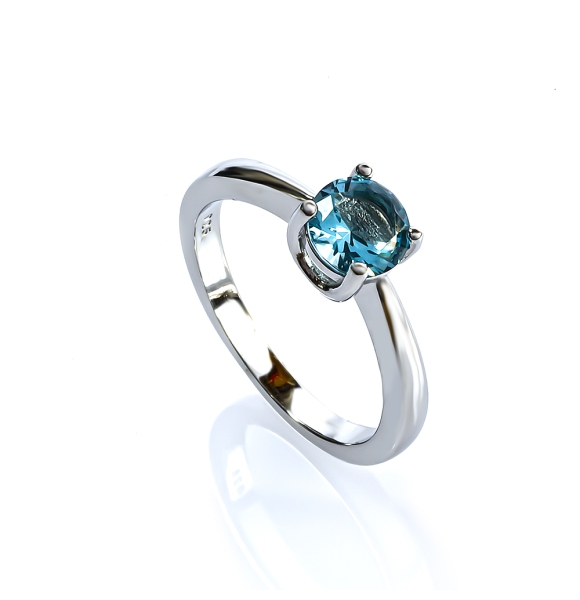 Hermoso Anillo Solitario de Aguamarina