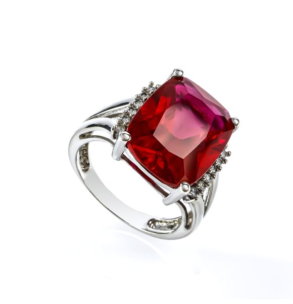 Magnifico Anillo de Plata con Rubí Rojo