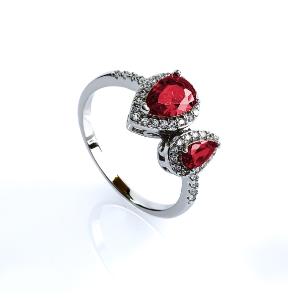 Anillo de Compromiso con Dos Piedras de Rubi