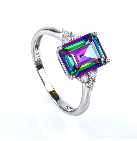 Lujoso Anillo de Plata con Topacio Mistico