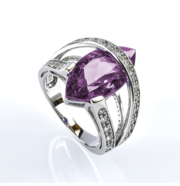 Hermoso Anillo de Plata con Alejandrita Bicolor y Zirconias