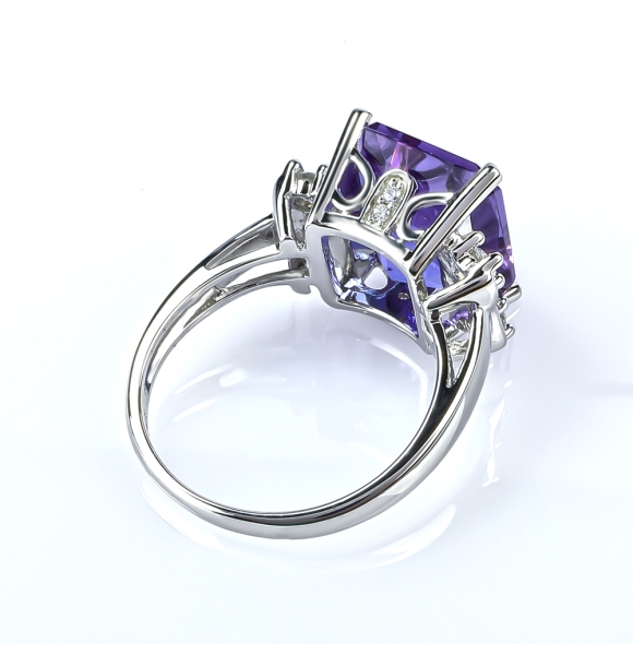 Precioso Anillo de Plata .925 con Alejandrita Azul/Morado