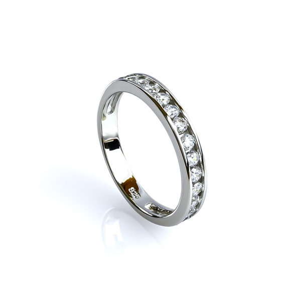 Anillo de Compromiso Decorado Con Hermosas Piedras de Zirconia