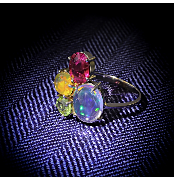 Anillo de Oro con Ópalo Mexicano, Rubelita y Tsavorita