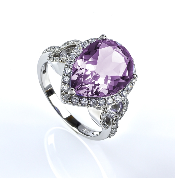 Hermoso Anillo de Plata y Alejandrita Bicolor