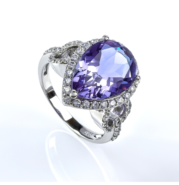 Hermoso Anillo de Plata y Alejandrita Bicolor