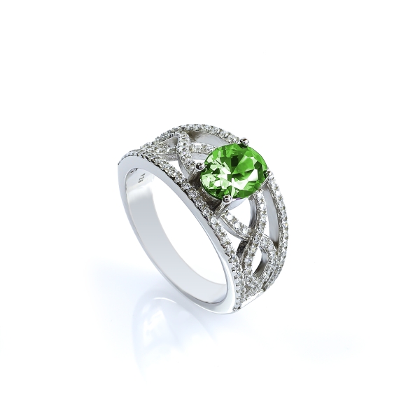 Anillo de Plata con Piedra de Peridoto en Corte Ovalado
