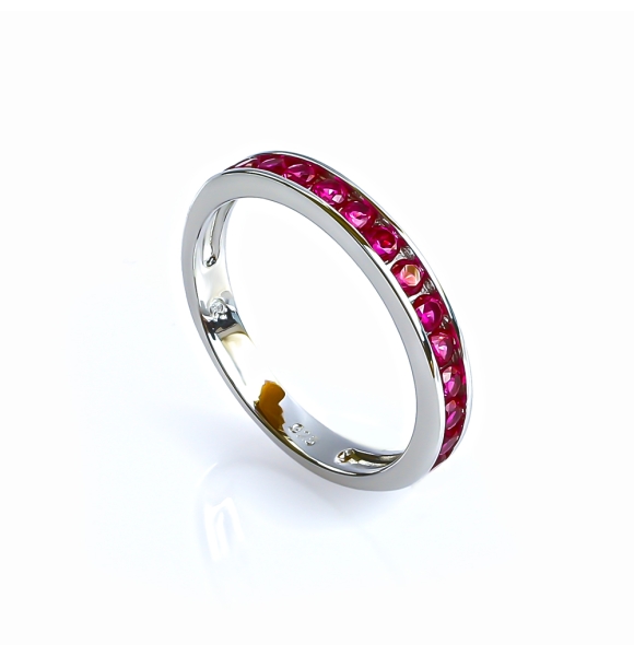 Anillo de Compromiso Decorado Con Hermosas Piedras de Rubi